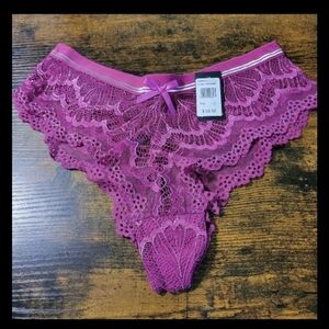 Frederick’s of Hollywood Caroline Magenta Lace Thong Cheeky Panty NWT Small